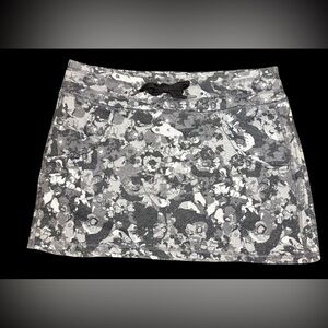 GAIAM camo floral gray yoga mini skirt with tie waist and pockets | Size Small